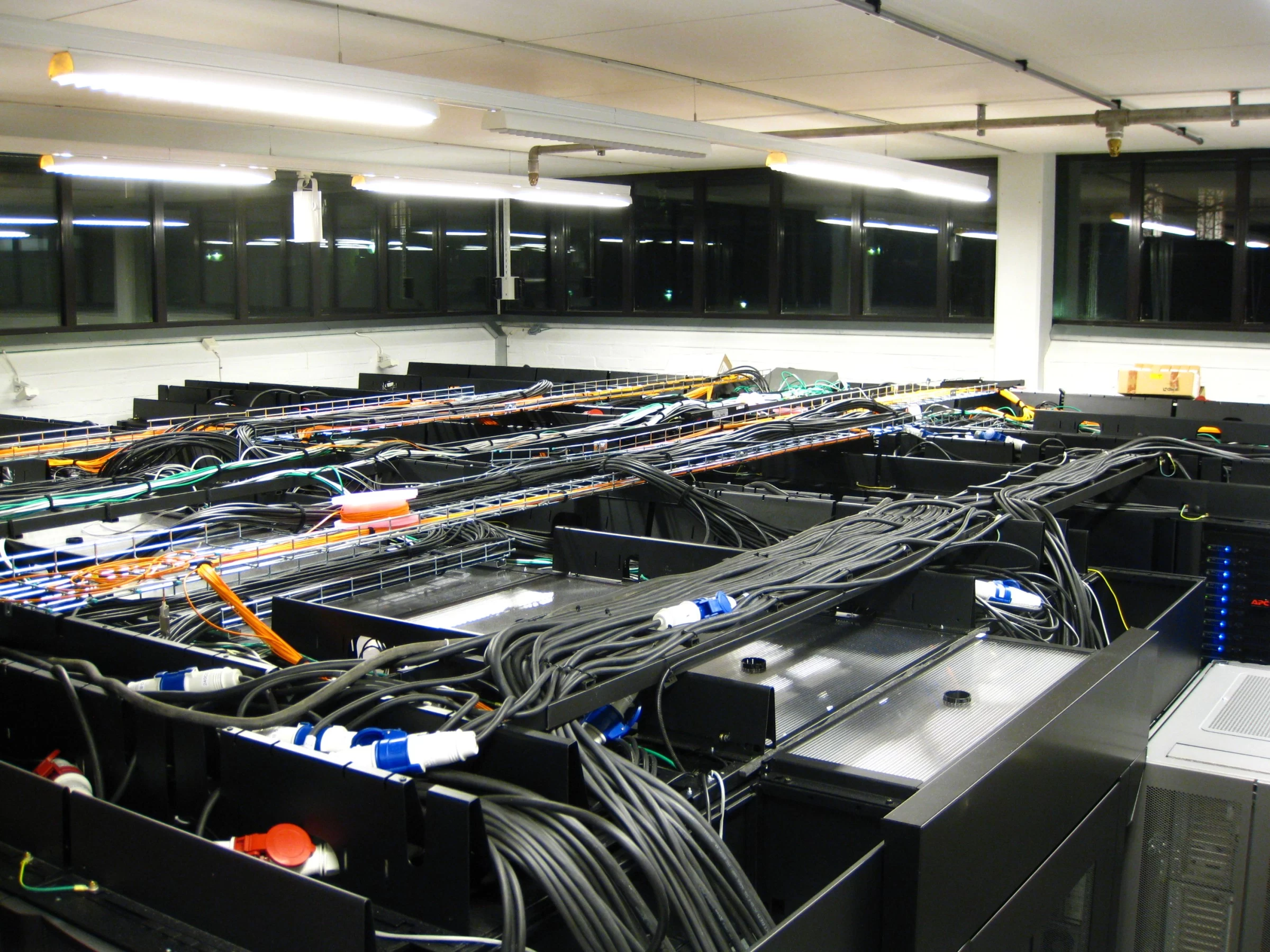 Racks, cabos e equipamentos na sala de servidores do centro de computação paralela do KTH, na Suécia.